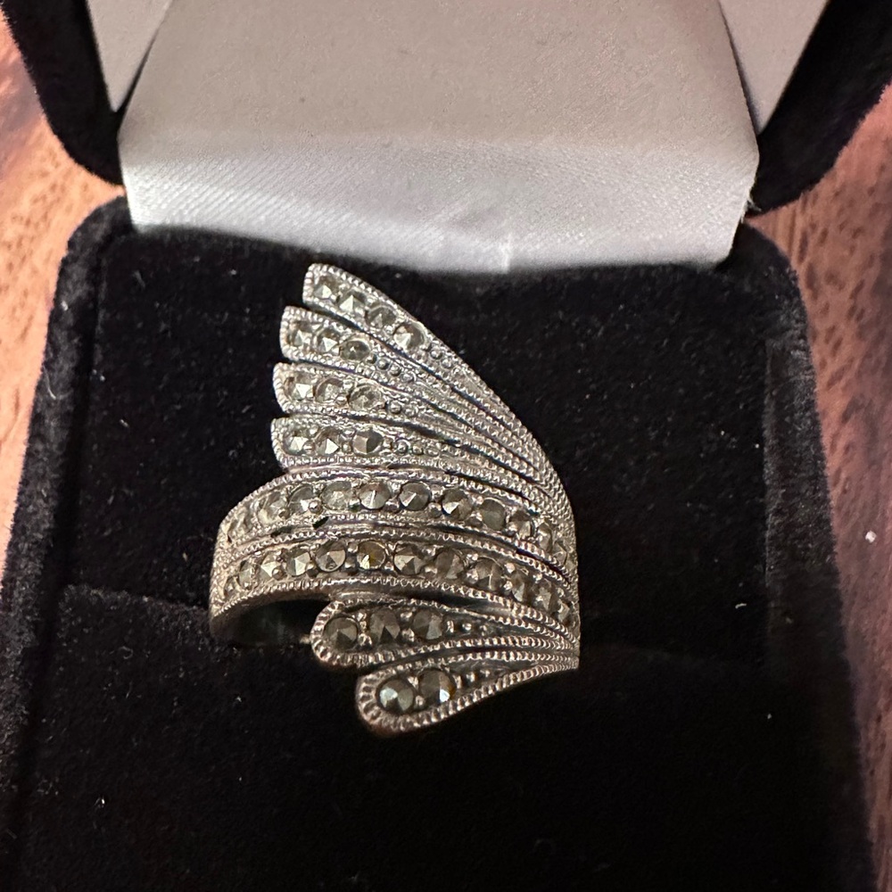 Elegant Silver marcasite Women's Ring